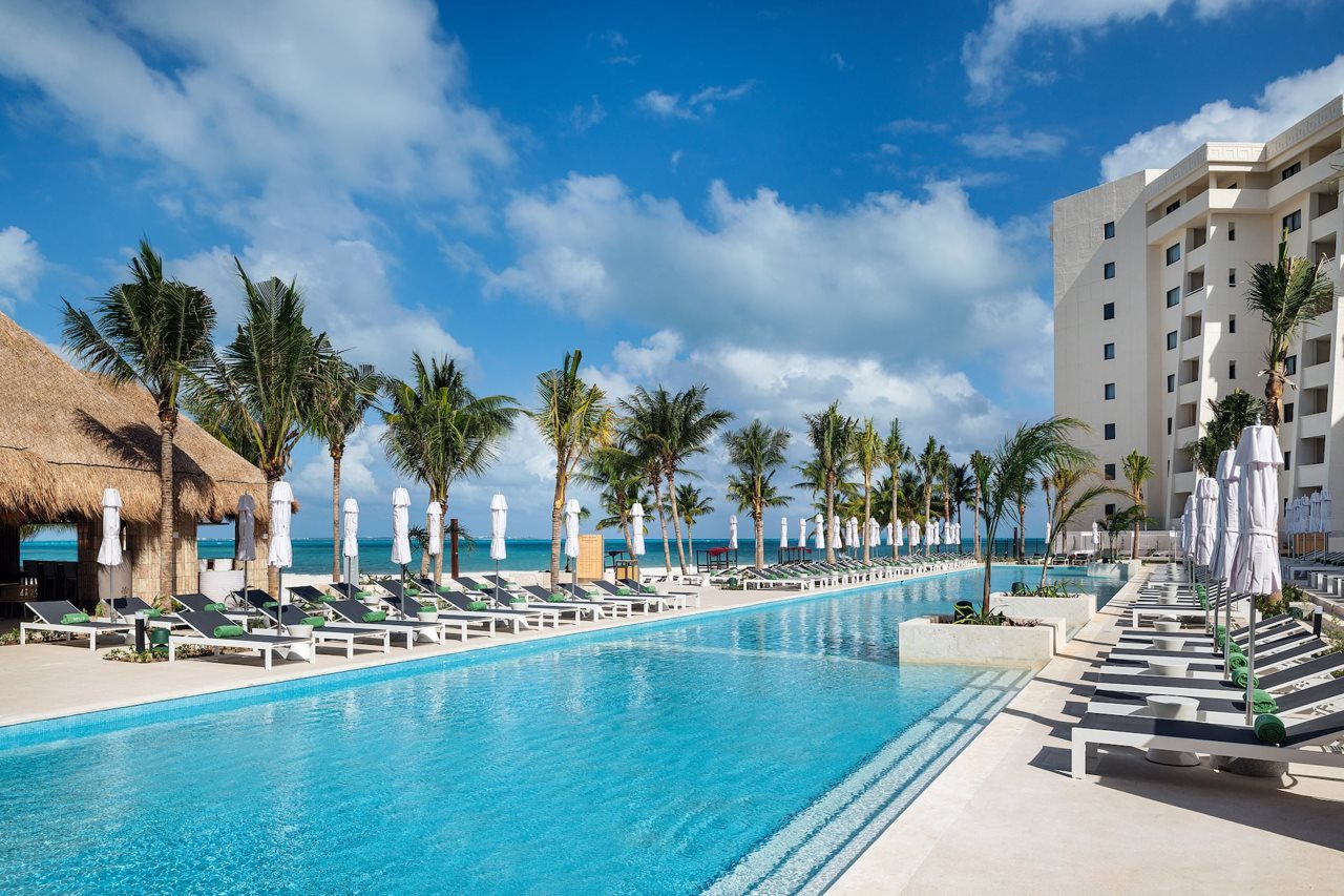 All inclusive resort met groot zwembad en strand aan de Caribische zee